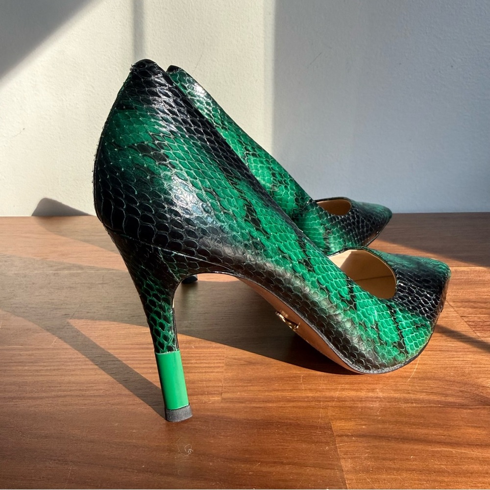 Pour La Victoire Green & Black Genuine Snakeskin Pumps, size 7 - Picture 10 of 13